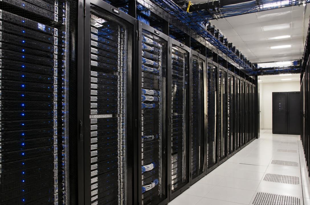 Racks de servidores en centro de datos empresarial